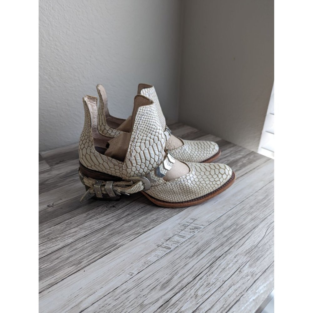 Freebird by Steven white snake leather 'Blade' ankle boot size 8